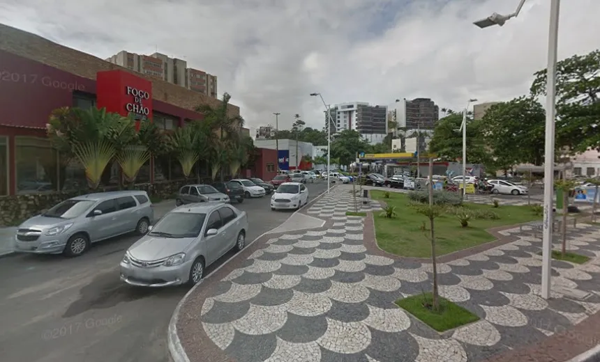 ACIDENTE: Colisão entre carro e moto deixa uma pessoa ferida no Rio Vermelho
