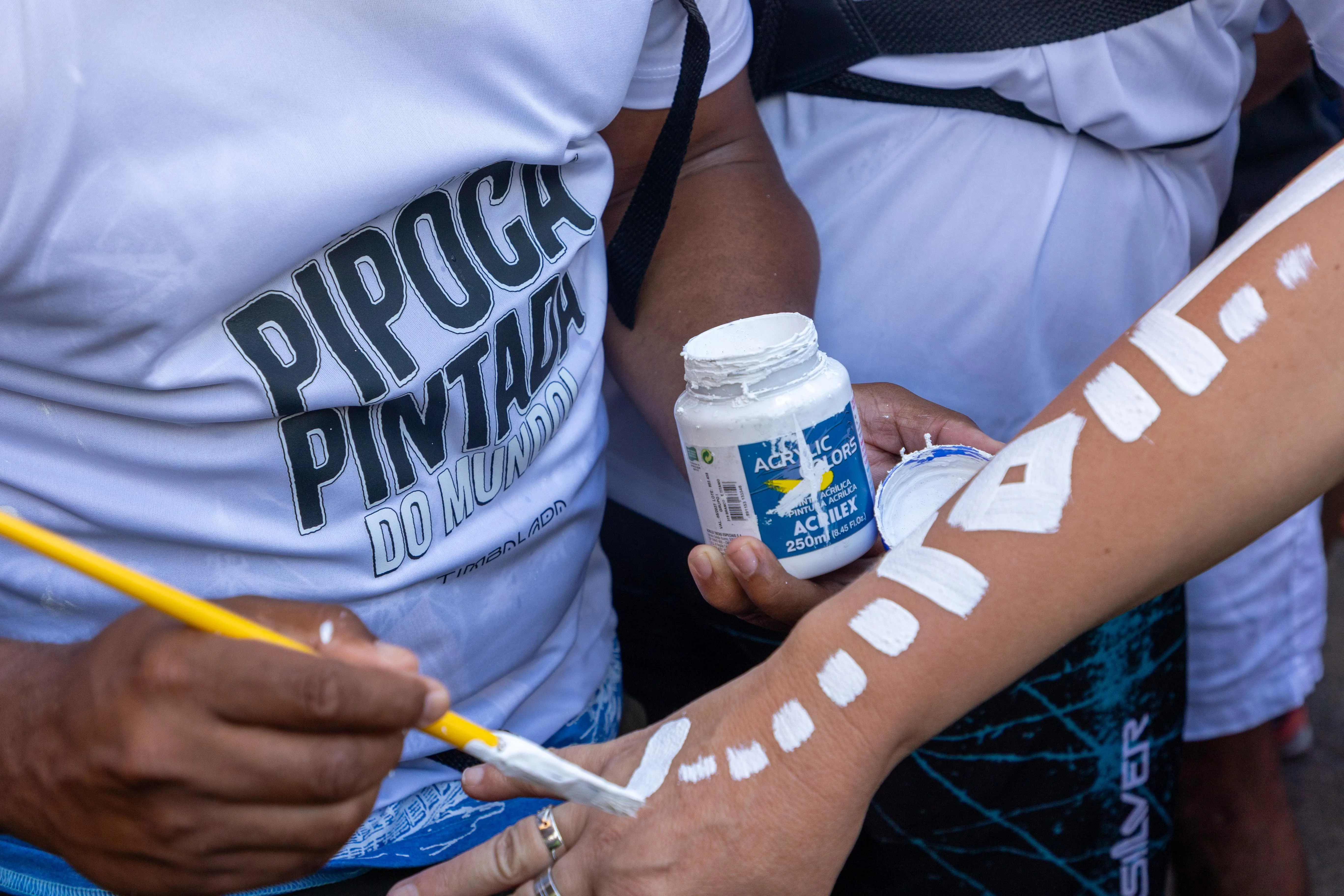 Suspeita de extorquir turistas com pinturas corporais é presa no Circuito Osmar