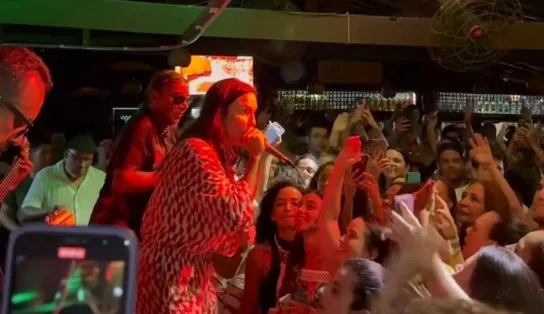 Ivete Sangalo ‘invade’ bar em Praia do Forte e faz canja surpresa para os fãs