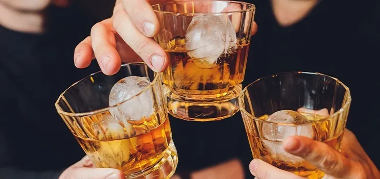 Amigos perdem visão e audição após consumo de bebida alcoólica na Bahia