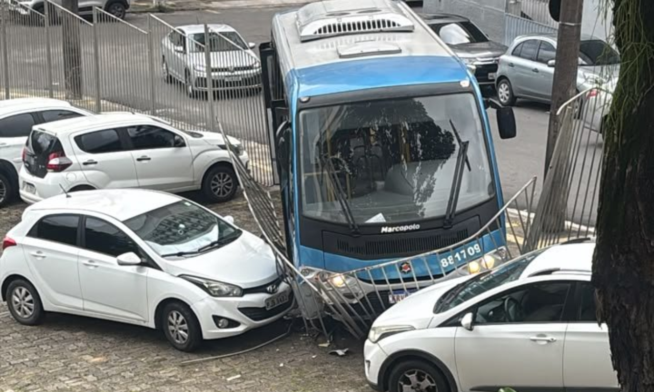 &Ocirc;nibus invade estacionamento da Ufba e deixa ferido em Salvador. Foto: Redes sociais