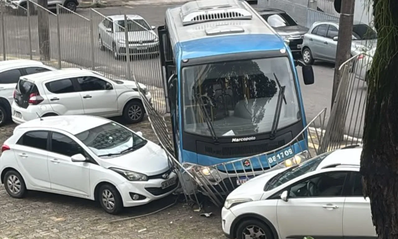 Ônibus invade estacionamento da Ufba 