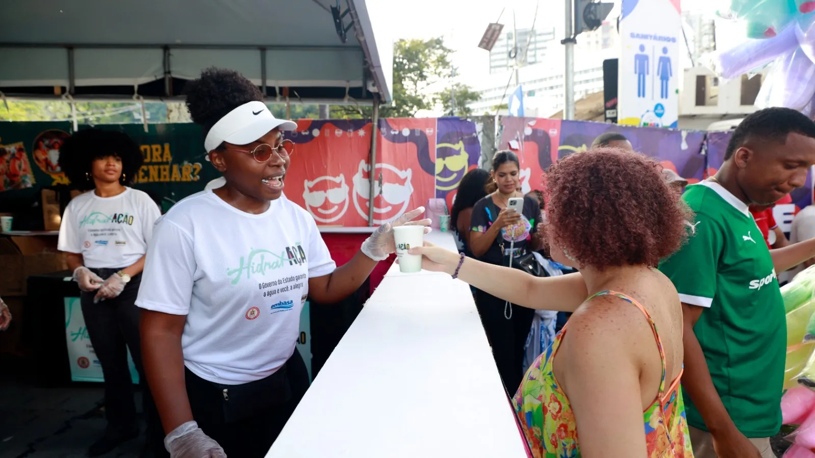 Pontos de hidratação refrescam ânimos de foliões no Carnaval de Salvador