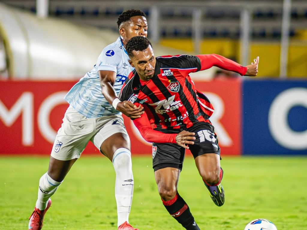 Com um gol contra de Baralhas, após falha de Lucas Arcanjo, o Vitória perde para a U.Católica e está fora da Sul-Americana. Foto: Victor Ferreira/EC Vitória