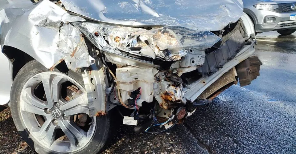 Batida entre carros deixa trânsito congestionado na Avenida Paralela, próximo ao CAB