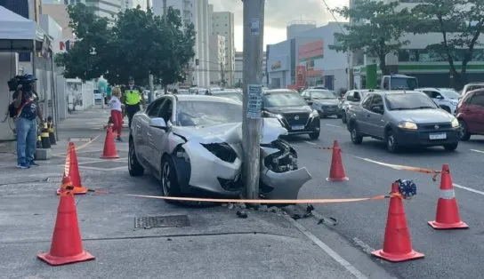 Motorista perde controle da direção, carro bate em poste e duas pessoas ficam feridas na Pituba