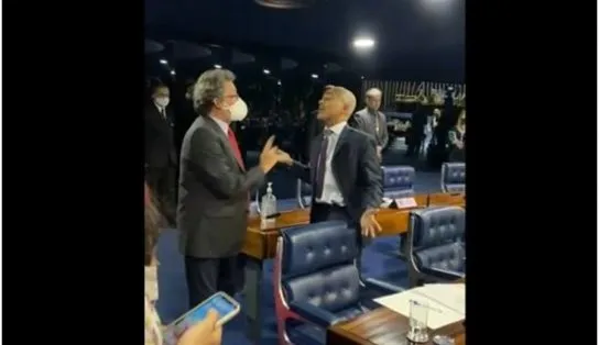 Em vídeo, Romário e senador do PT discutem e são contidos por colegas: "Não bota o dedo na minha cara"
