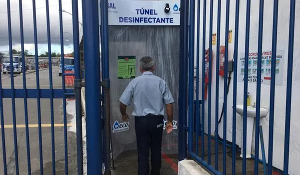 Servidores da área de manutenção de Salvador têm túnel  desinfectante disponibilizado na sede do órgão  