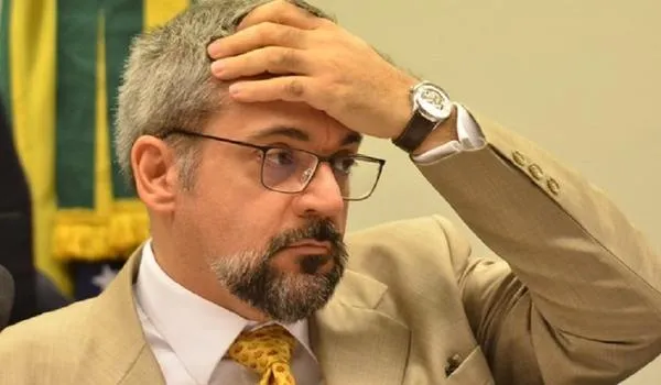"IMPRECIONANTE":  Ministro da Educação faz postagem com erro ortográfico e vira meme na internet