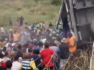 Carreta tomba e carga é saqueada na BA-263
