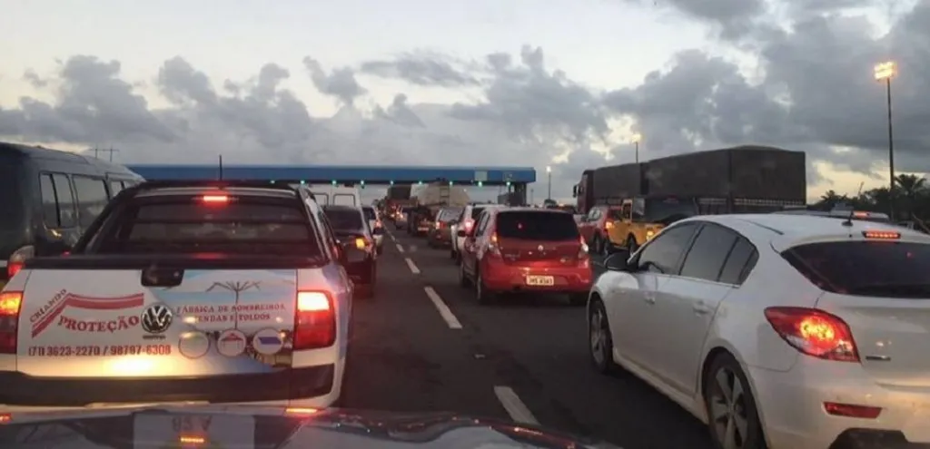 VÉSPERA DE SÃO JOÃO: Movimento de saída de Salvador é intenso nesta manhã; BR-324 está bastante congestionada