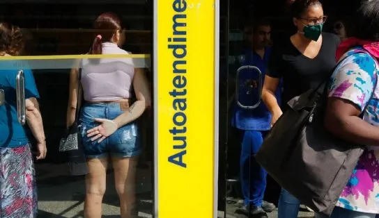 Agências bancárias abrem em horários especiais nesse período de festas de fim de ano; confira o funcionamento