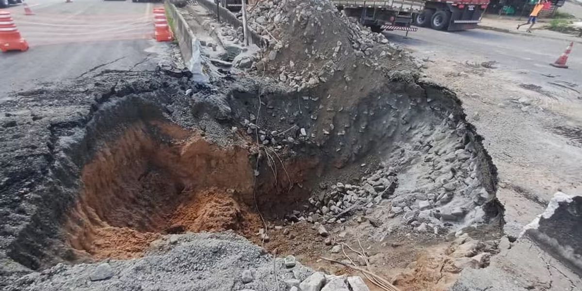 Cratera Provocou Abatimento Da Pista No Km 604 Da Br 324, Em Sim&otilde;es Filho