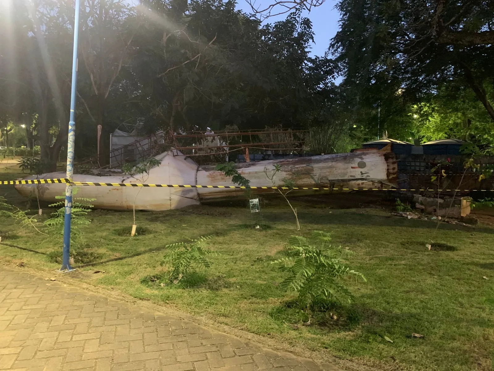 Uma caixa d’água desabou na madrugada desta sexta-feira (3) no campus de Ondina da Universidade Federal da Bahia (UFBA), em Salvador.