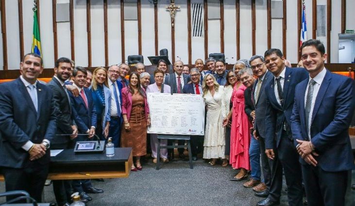 Presidente Ivana Bastos, Ao Lado Dos Colegas, Descerrou a Placa Que Marca a Modernização E Requalificação Do Plenário, Das Salas Das Comissões E Do Auditório