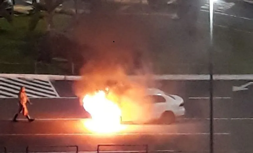 ATENÇÃO: Carro pega fogo em frente a shopping na Av. ACM; Trânsito no local é intenso