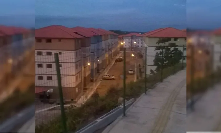 Jovem é atingido por vários tiros perto de casa em Simões Filho