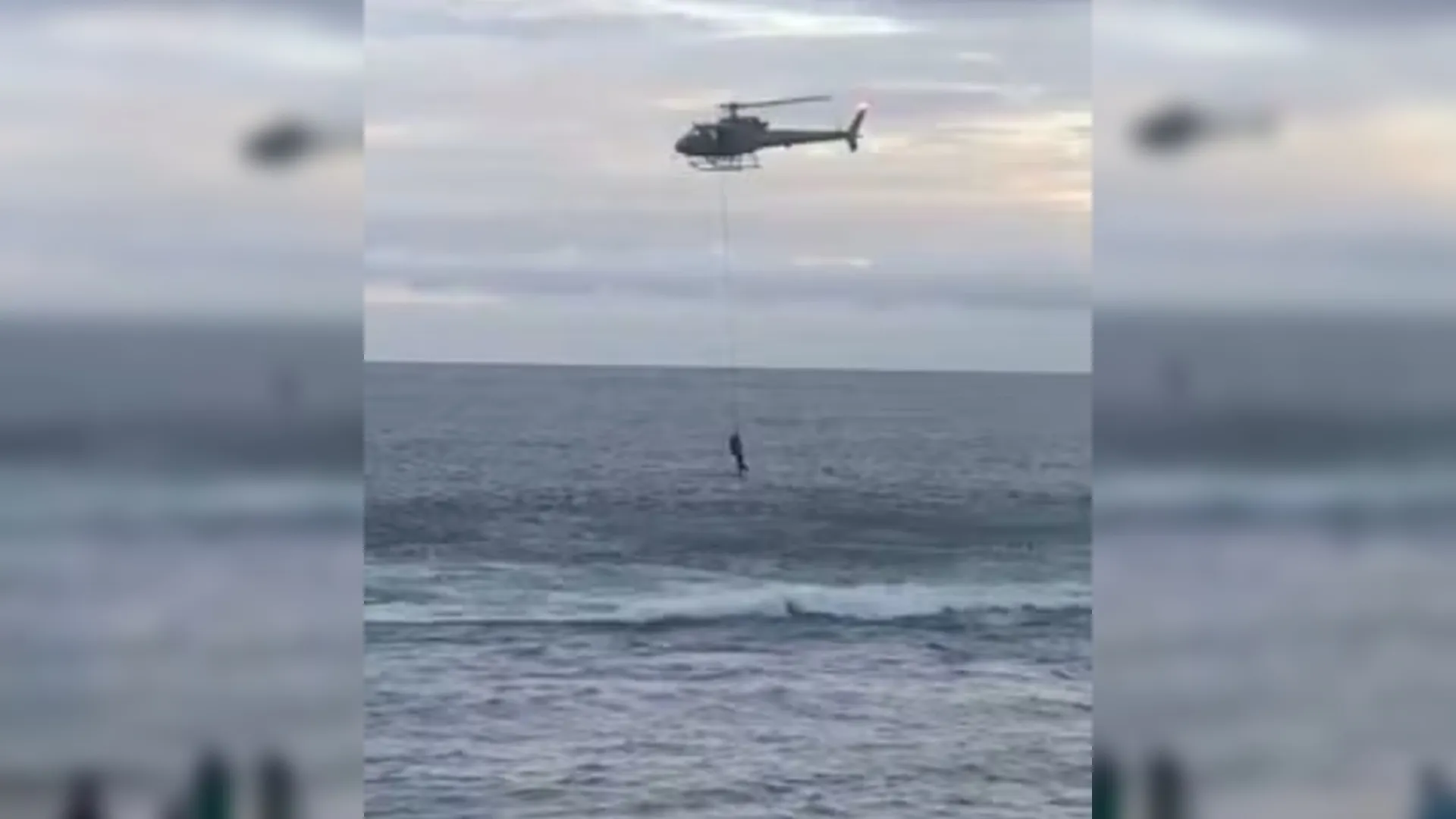 Turista italiano é resgatado de helicóptero após afogamento na Barra