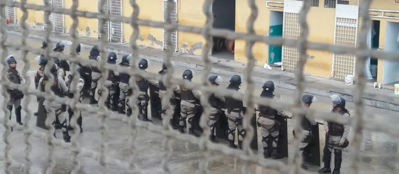 APÓS REVISTA: Drogas, armas e celulares são encontrados dentro de vaso sanitário em presídio de Feira