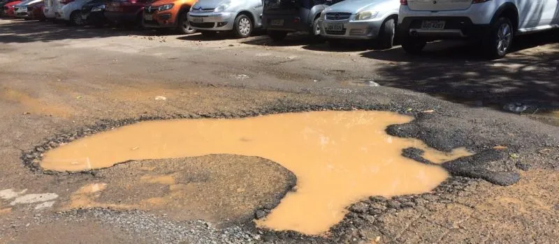‘RALI’: Quase 24 horas depois, UFBA responde denuncia sobre más condições em asfalto de estacionamento