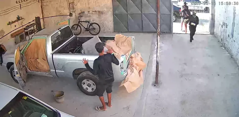 VÍDEO: Homem é morto a tiros dentro de oficina em Feira de Santana 