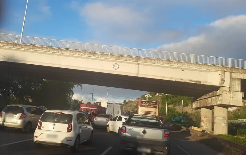 Acidente na BR-324 aconteceu próximo à Estação Pirajá