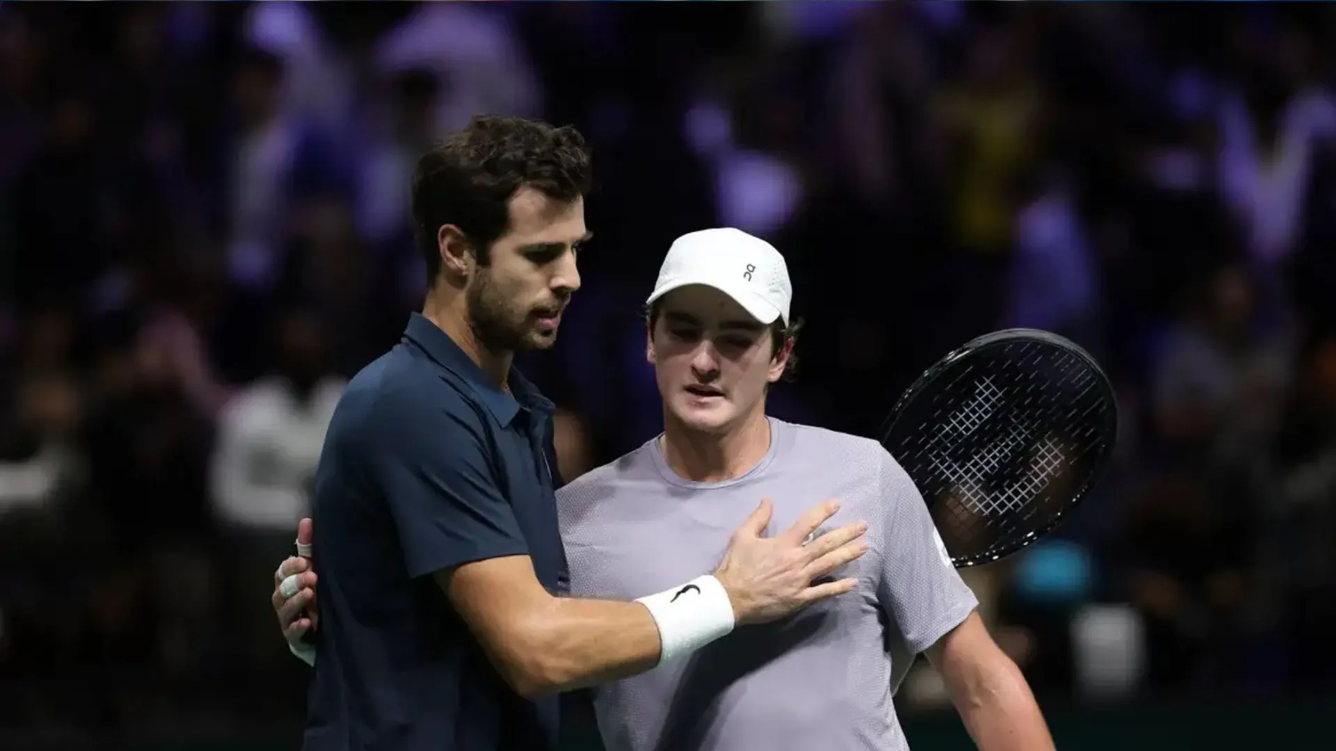 João Fonseca luta em quadra, mas dá adeus ao Masters 1000 de Paris