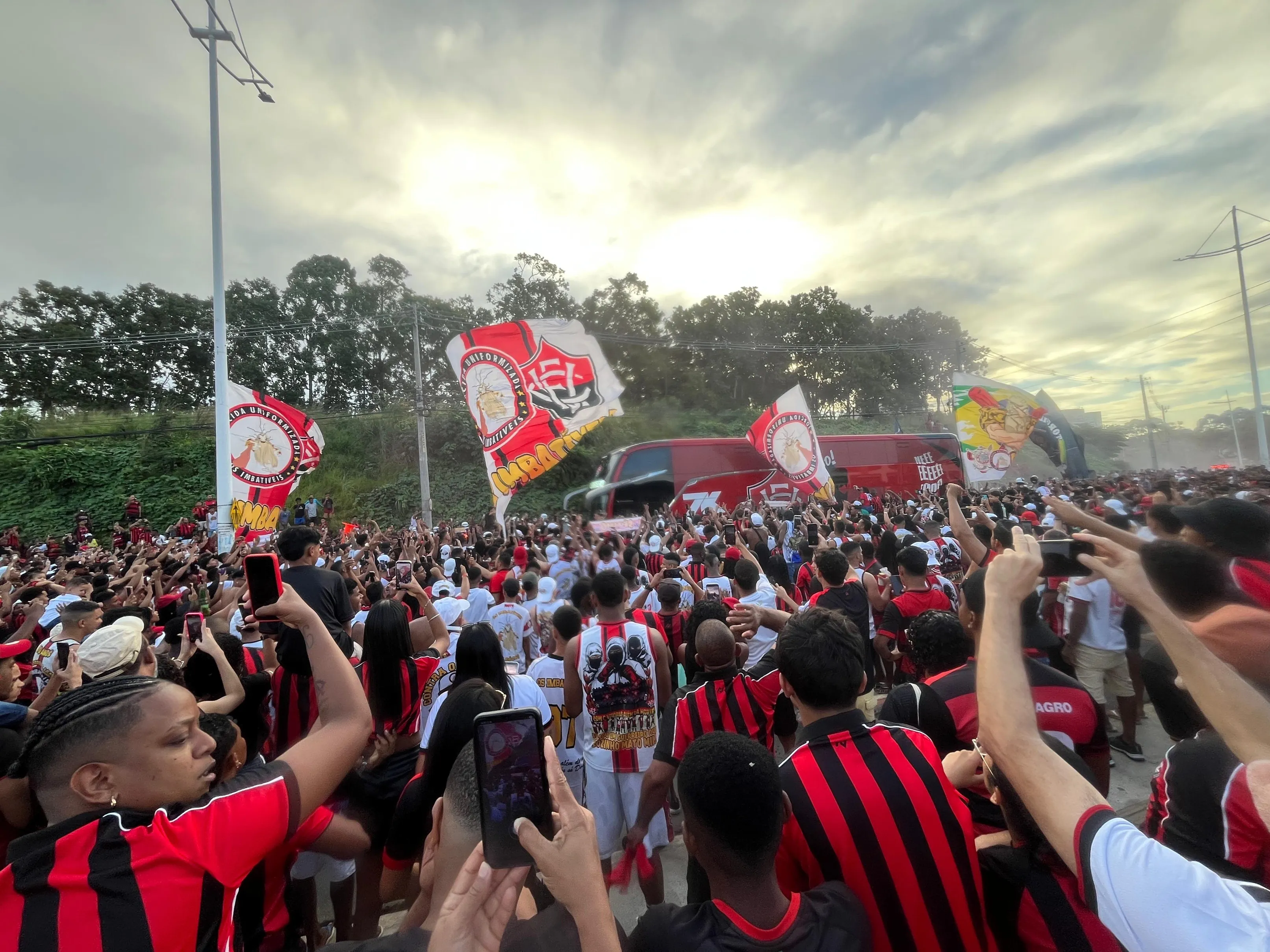 Após 8 a 0, torcida do Vitória faz a festa no Barradão