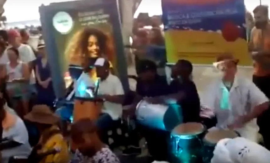 Grupo de samba faz “show” em ponto de ônibus no Porto da Barra; veja vídeo