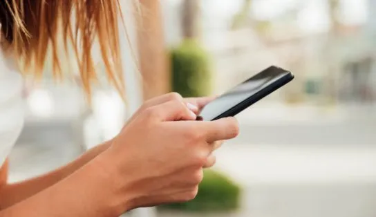 Mais brasileiros têm acesso à internet do que ao saneamento básico, diz IBGE