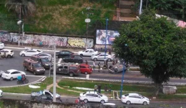 Perseguição policial termina após carro capotar na Vasco da Gama; veja vídeo