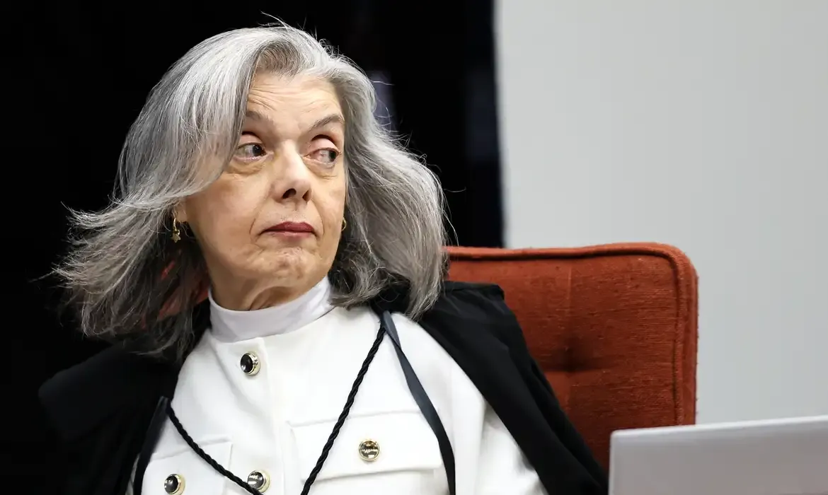 Cármen Lúcia fala sobre ameaça em palestra: 'mandaram uma bomba para me matar'