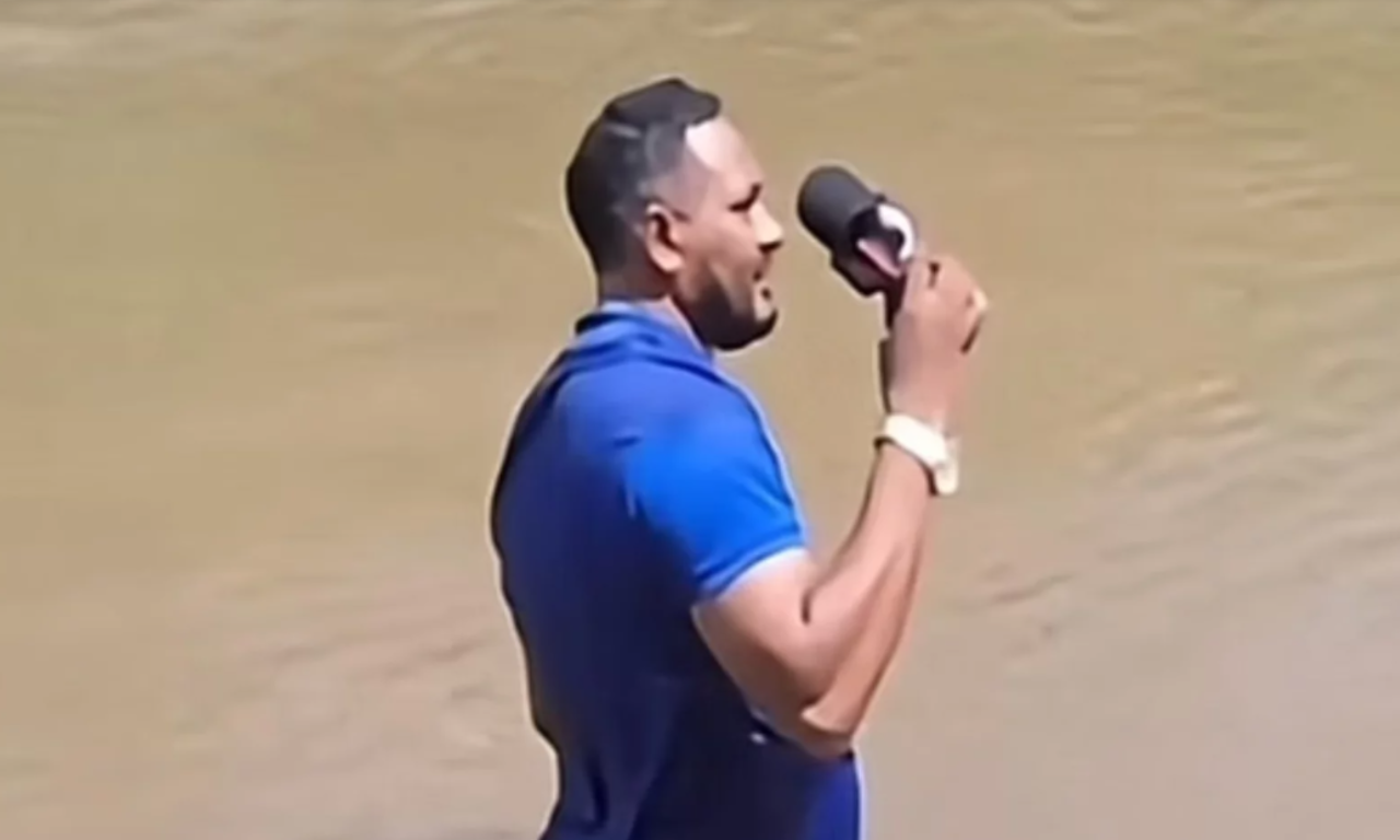 Repórter pisa em corpo de jovem desaparecida por afogamento em rio.Foto: Reprodução | redes sociais