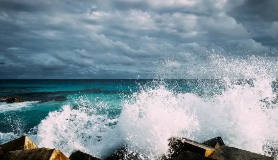 Tem frente fria vindo aí! Marinha alerta para fortes ventos no mar do litoral baiano e ondas maiores que o normal