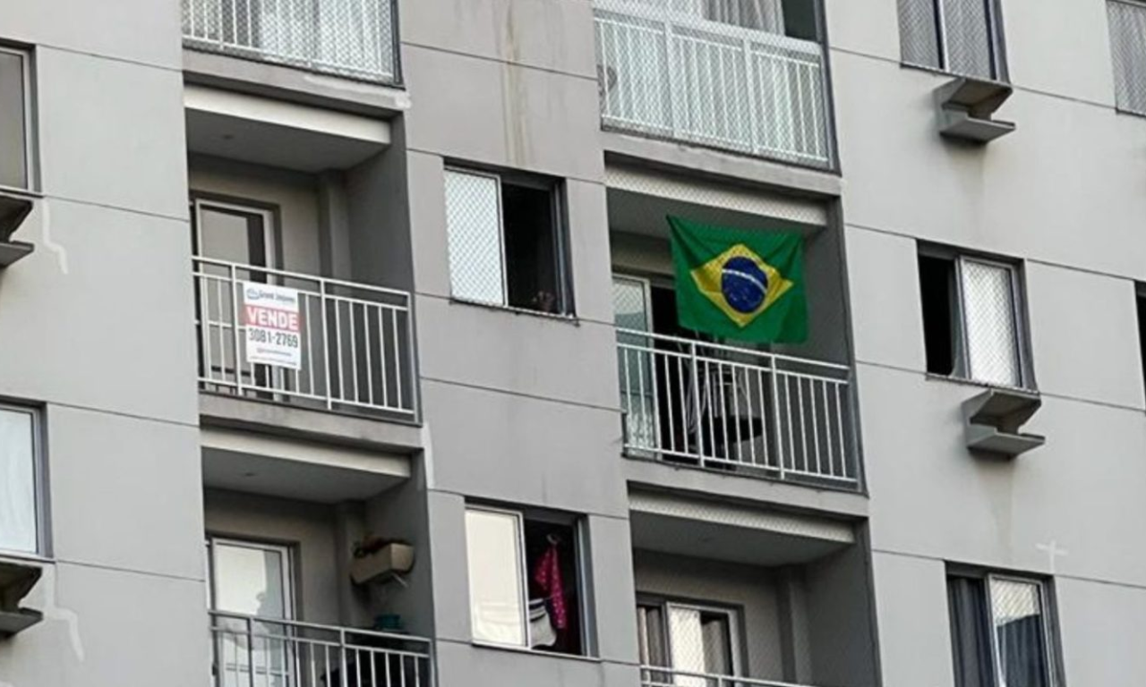 Condom&iacute;nios amea&ccedil;am multar moradores por bandeira do Brasil em varandas. Foto: Reprodu&ccedil;&atilde;o