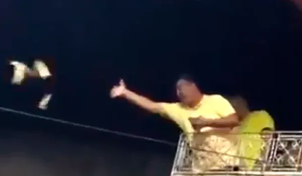 Candidato a vice é reeleito e joga dinheiro para o povo durante comemoração; veja vídeo