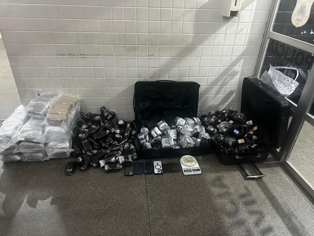 Militares localizaram 214,5 kg de haxixe, uma balança de precisão e duas malas. Foto: PMBA