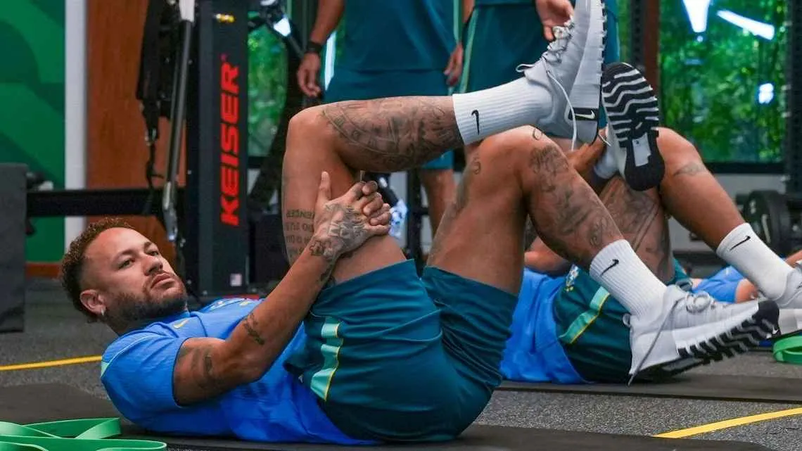 Neymar não vai a campo, frustra fãs no treino e CBF não dá previsão de retorno