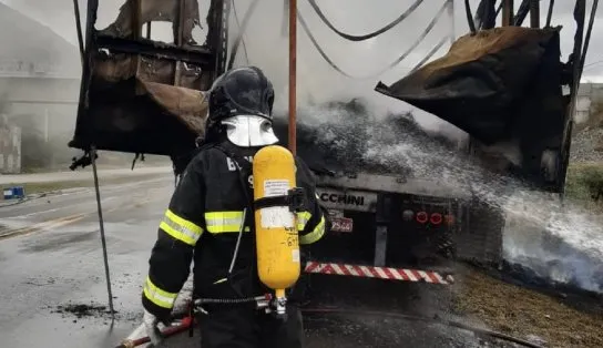 VÍDEOS: bombeiros combatem fogo em caminhão na BR-116; veículo transportava carga de pneus