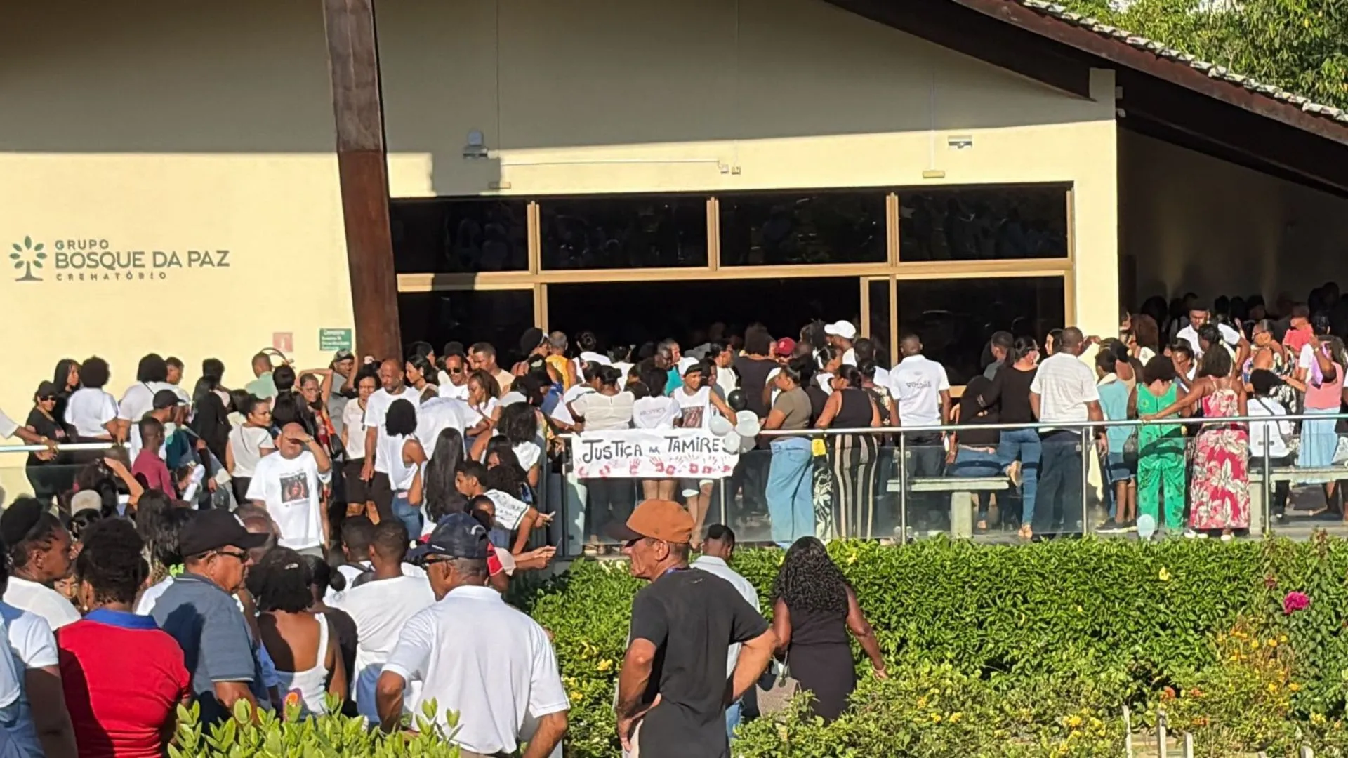 VÍDEO: Sepultamento da adolescente Thamiris é marcado por comoção em Salvador