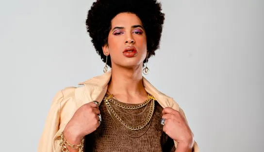 Edoux, filho de Nara Costa, lança primeiro show solo e fala sobre carreira e relação com a mãe ao Aratu On