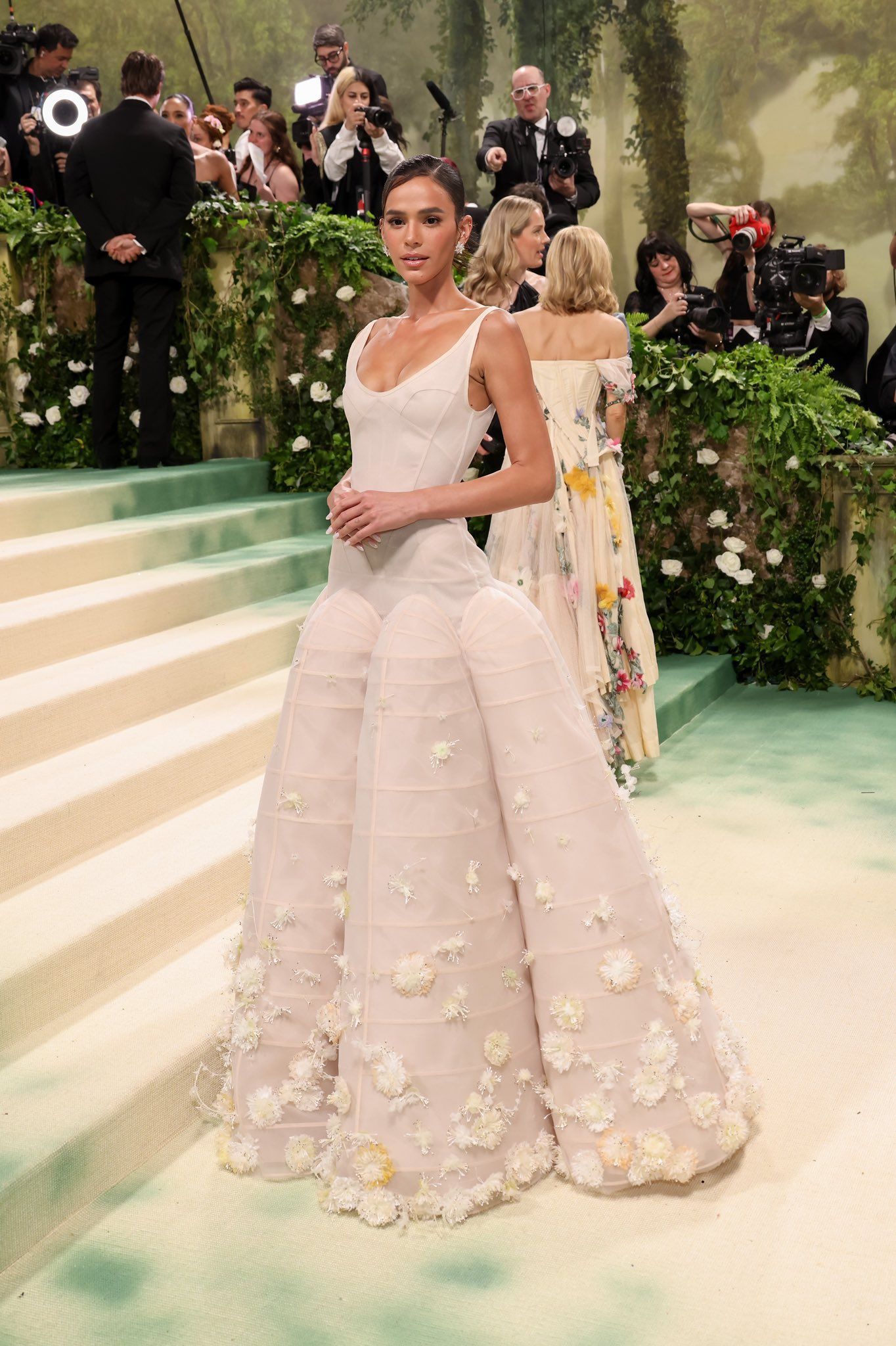Bruna Marquezine no Met Gala 2024. | Foto: Redes Sociais/@2015smetgala