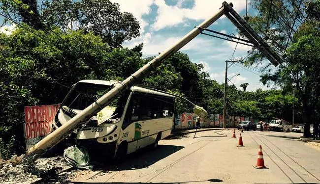 Micro-ônibus bate e derruba poste no Trobogy