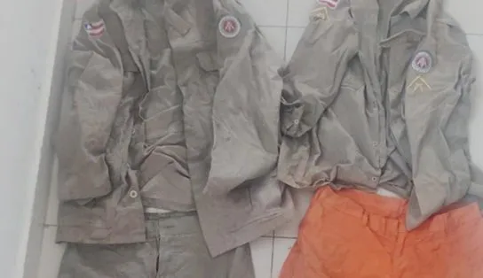 Réplicas de fardas policiais são encontradas com grupo armado; suspeito é baleado