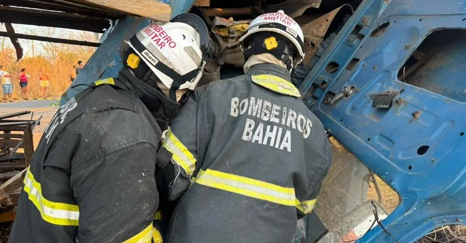 Corpo de motorista preso às ferragens é recuperado por bombeiros após acidente na BA-160