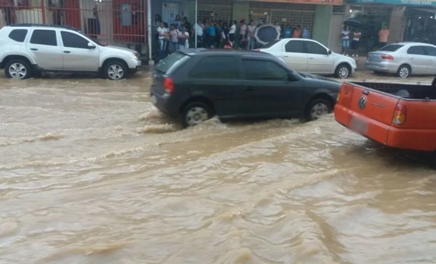 VEJA VÍDEOS: Ruas do centro de Simões Filho ficam alagadas por causa da chuva neste sábado