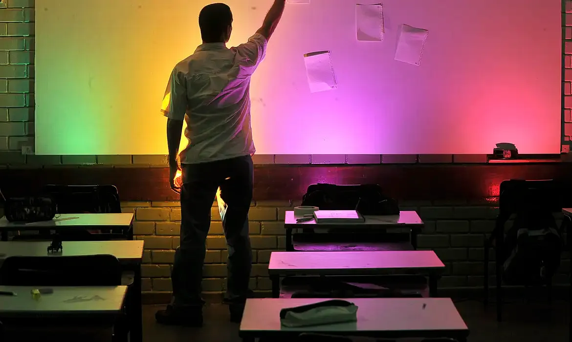 Piso salarial dos professores sobe para  R$ 5,1 mil; entenda o que mudou