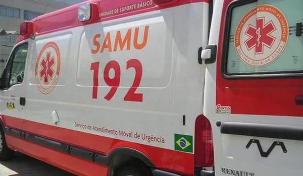 Cinco pessoas ficam feridas após carro bater contra poste no bairro do Garcia