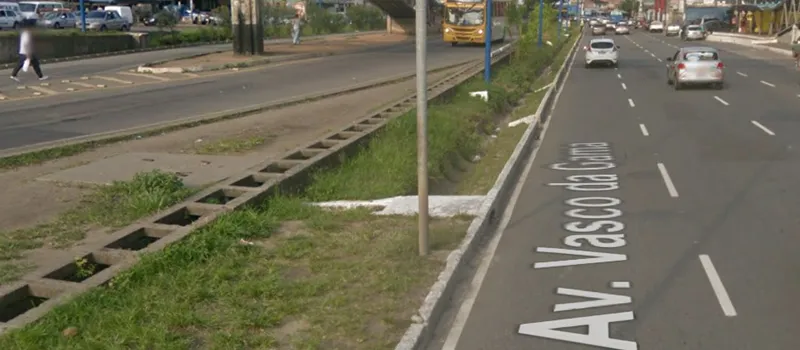 CAMINHADA PERIGOSA: Idosa cai em vala na Avenida Vasco da Gama