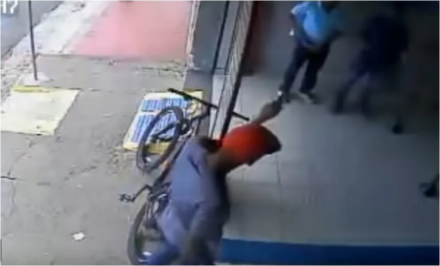 Dupla assalta clientes de casa lotérica em Alagoinhas; veja vídeo